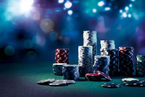 Live dealer revealing cards during Capsa Banting hand on p200m login